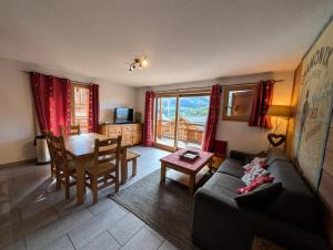 un salon avec un canapé et une table dans l'établissement Chalet Du Bois De Suffin N°10 - Grand appartement de standing - 6/8 personnes MAE-8244, à Montgenèvre