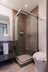 Un baño de Stylish apartments by VIATO HOMES