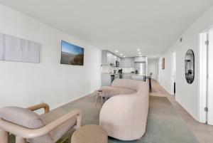 Una sala de estar con dos sofás y una cocina. en SHV A2: The Still, en Myrtle Beach