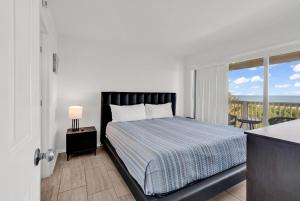 Un dormitorio con una cama y un balcón. en SHV A2: The Still, en Myrtle Beach 19 fotos más