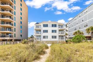 vistas a 2 edificios de apartamentos desde la playa en SHV A2: The Still, en Myrtle Beach