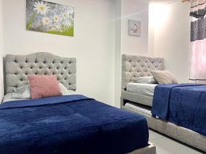 La ElviraにあるApartamento Norte Valledupar cerca Río Guatapuríのベッドとソファのある寝室