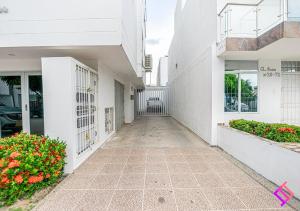 La ElviraにあるApartamento Norte Valledupar cerca Río Guatapuríの白い花の空廊