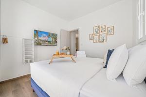 Tanki LenderVilla Bella Private Pool Retreat In Aruba的白色的客厅，配有白色的沙发和桌子 更多28张照片