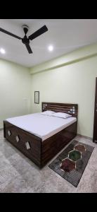 Postel nebo postele na pokoji v ubytování Rangbhoomi Pg Guest House