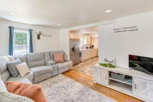 Χώρος καθιστικού στο York Farmhouse Hideaway Near Lake Redman