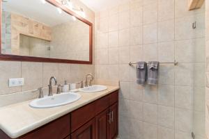 Ένα μπάνιο στο Mir4 Stunning OceanView 2BD Over Tamarindo +16 φωτογραφίες