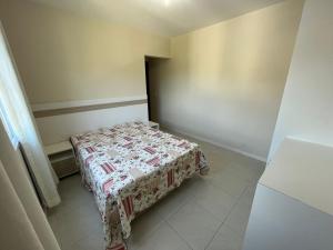 Cód 18 · Cobertura Duplex com piscina e vista mar في جوفيرنادور سيلسو راموس: غرفة صغيرة مع سرير مع طاولة +26 صورة