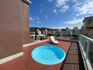 Cód 18 · Cobertura Duplex com piscina e vista mar في جوفيرنادور سيلسو راموس: يوجد حوض استحمام ساخن على سطح الشرفة