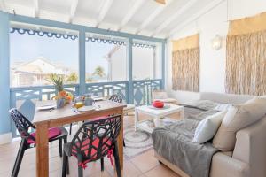 una sala de estar con un sofá y una mesa en GOLDEN SUN, en Orient Bay