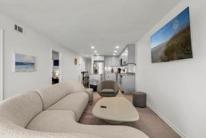 una sala de estar con un sofá y una mesa en SHV B1: The Sweetbay, en Myrtle Beach