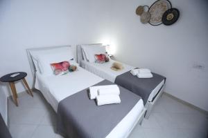 2 camas individuales en una habitación con mesa en CASA VACANZE VIA CASALE, en Nardò