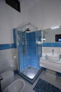 Un baño con ducha, inodoro y lavabo. en CASA VACANZE VIA CASALE, en Nardò