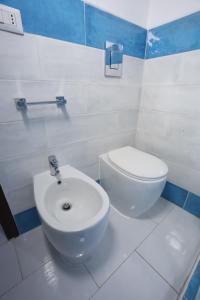 Un baño con inodoro blanco y bidé. en CASA VACANZE VIA CASALE, en Nardò