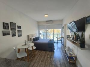 Un dormitorio con una cama y una mesa en una habitación. en @juanbjustoapartamento, en Buenos Aires