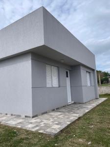 科隆Juan Pablo的一面有门的灰色建筑