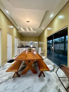a large dining room with a wooden table at Casa no paraíso para temporada in Jijoca de Jericoacoara