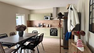 a kitchen and dining room with a table and chairs at Ty Glaz - Maison Bord de mer avec jardin, proche plage in Roscoff
