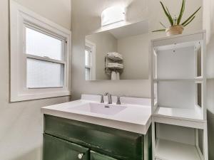 Ένα μπάνιο στο Cozy House Near Iowa State Fairgrounds! +18 φωτογραφίες