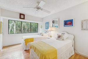 Ένα ή περισσότερα κρεβάτια σε δωμάτιο στο Spacious 3BR/3BA Dog-Friendly Condo with Pool - Fernandina Beach Access +15 φωτογραφίες