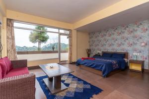 大吉岭Sierra Inn的一间带床和大窗户的卧室