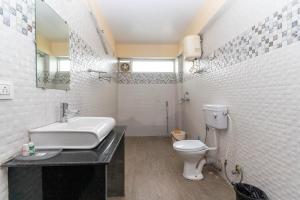 大吉岭Sierra Inn的带水槽和马桶的白色浴室