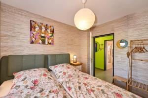 a bedroom with a bed and a painting on the wall at Eifelgold Ferienwohnung in Daun