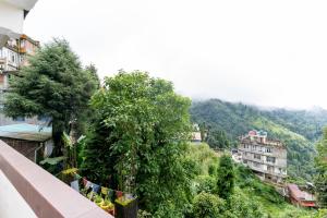 大吉岭Sierra Inn的享有树木和建筑的山景