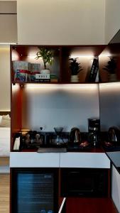 ジッダにあるاستديو فندقي فاخر بإطلالة وبتصميم راقيのコンロと棚に植物が置かれたキッチン