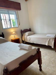 a bedroom with two beds and a window at Complejo Juan Pablo in Colón