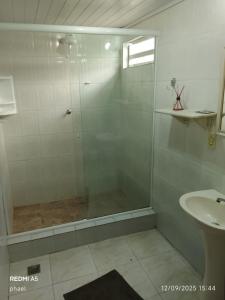 サクアレマにあるCasa arara suite 1のシャワーと洗面台付きのバスルーム