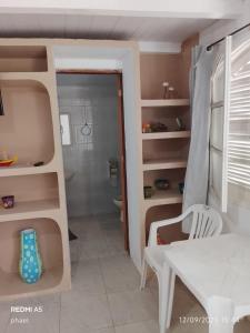 サクアレマにあるCasa arara suite 1のバスルーム(トイレ、テーブル、シャワー付)