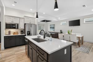 Una cocina o kitchenette en Plush & Roomy - Perfect for All Ages near KU & KC Duplex