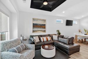 ein Wohnzimmer mit Couch und Tisch in der Unterkunft Plush & Roomy - Perfect for All Ages near KU & KC Duplex in Lawrence