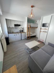 Kuchyň nebo kuchyňský kout v ubytování Studio cosy au Belvédère - place centrale