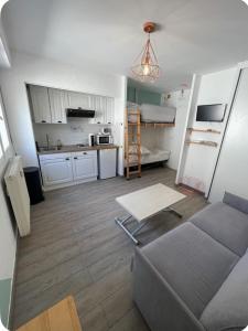 Kuchyň nebo kuchyňský kout v ubytování Studio cosy au Belvédère - place centrale