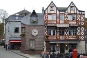 un bâtiment avec une horloge sur le côté dans l'établissement Chalet De Rosse Eekhoorn, à Durbuy
