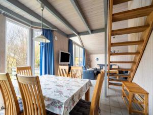 Μια τηλεόραση ή/και κέντρο ψυχαγωγίας στο Ferienhaus mit toller Einrichtung