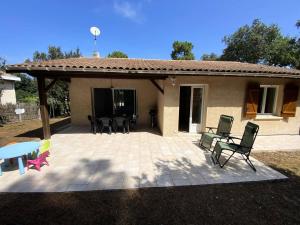 滨海苏拉克Résidence La Grande Combe - 149 - Élégante maison rénovée avec goût et son parc verdoyant MAE-0101的一个带桌椅的庭院和一座房子