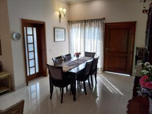 Fotografie z fotogalerie ubytování Family Friendly 3BR Home DHA Phase 8 Prime location v destinaci Lahore + 23 fotografií