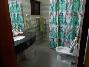 Koupelna v ubytování Family Friendly 3BR Home DHA Phase 8 Prime location