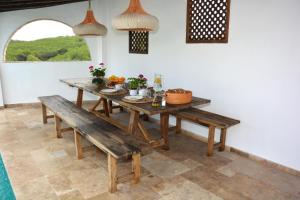 Fotografie z fotogalerie ubytování Masia Las Moreras autenticidad renovada 100 porcien a 10 minutos de Sitges en coche 12 huespedes Piscina Aire Aconc 6 Suites Apertura 15 Julio 2025 v destinaci Viladellops