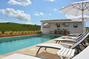 Bazén v ubytování Masia Las Moreras autenticidad renovada 100 porcien a 10 minutos de Sitges en coche 12 huespedes Piscina Aire Aconc 6 Suites Apertura 15 Julio 2025 nebo v jeho okolí