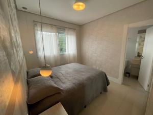 Ένα ή περισσότερα κρεβάτια σε δωμάτιο στο cód 25 · Apartamento á poucos passos do mar