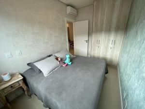 Ένα ή περισσότερα κρεβάτια σε δωμάτιο στο cód 25 · Apartamento á poucos passos do mar