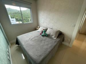 Ένα ή περισσότερα κρεβάτια σε δωμάτιο στο cód 25 · Apartamento á poucos passos do mar