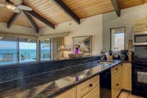 een keuken met uitzicht op de oceaan bij Napili Point C29 in Kapalua