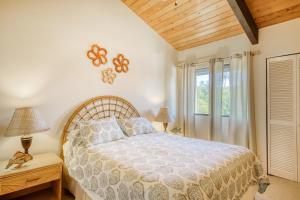 een slaapkamer met een bed, 2 lampen en een raam bij Napili Point C29 in Kapalua +27 foto's