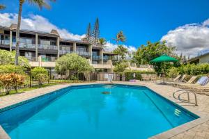 een zwembad voor een gebouw met een resort bij Napili Point C29 in Kapalua