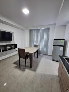 Un comedor con una mesa y una cocina. en Edificio Eclipse, en Ushuaia